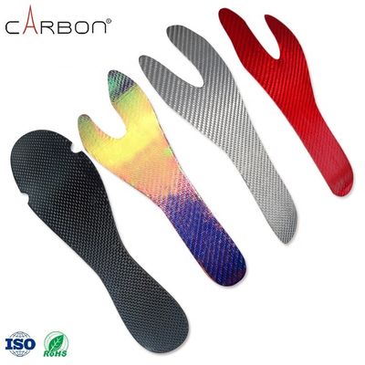 サッカー スポーツ に 用いる カスタマイズ さ れ た カーボン 繊維 の 内底 器 により 快適 な 状態 と サポート を 得る