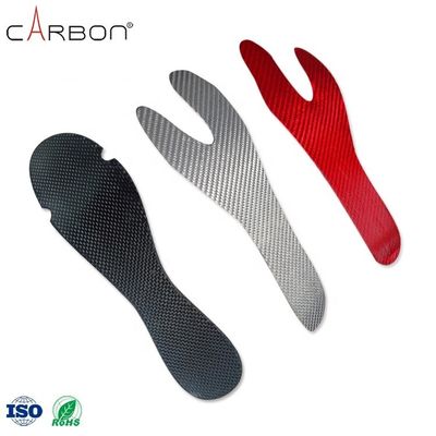 サッカー スポーツ に 用いる カスタマイズ さ れ た カーボン 繊維 の 内底 器 により 快適 な 状態 と サポート を 得る