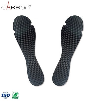 サッカー スポーツ に 用いる カスタマイズ さ れ た カーボン 繊維 の 内底 器 により 快適 な 状態 と サポート を 得る